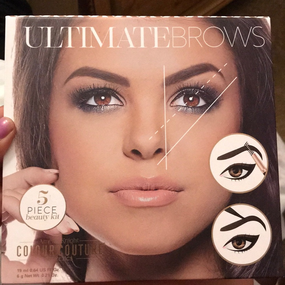 Amelia Knight brow kit
